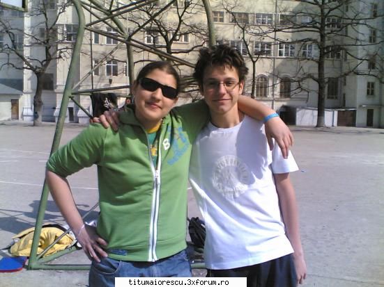 poze cu noi/eu tu,etc. - in curte la un bascket........ma rog........ cu - Despre noi